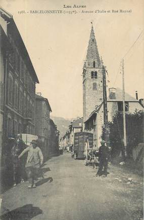 / CPA FRANCE 04 "Barcelonette, Avenue d'Italie et rue Manuel"