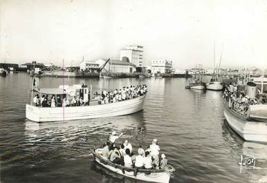 / CPSM FRANCE 85 "Les Sables d'Olonne, retour de promenade en mer" / BATEAU