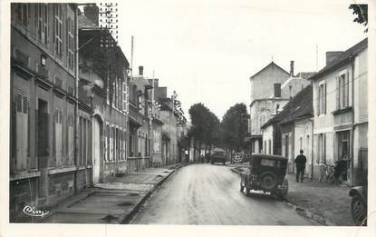 / CPSM FRANCE 03 "Varennes sur Allier, rue de Vouroux"