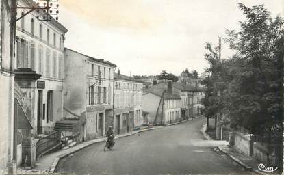 CPSM FRANCE 17 "Burie, la rue du Bourg"