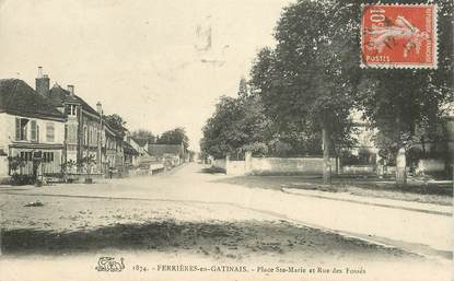 CPA FRANCE 45 "Ferrières en Gatinais, Place Sainte Marie et rue des Fossés"