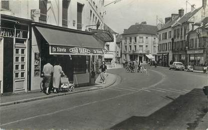 / CPSM FRANCE 60 "Crépy en Valois, place du Paon" / COMMERCE