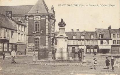 / CPA FRANCE 60 "Grandvilliers, statue du général Saget"