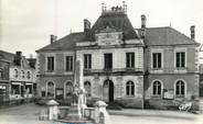 56 Morbihan / CPSM FRANCE 56 "Guer, la mairie et le monument aux morts"