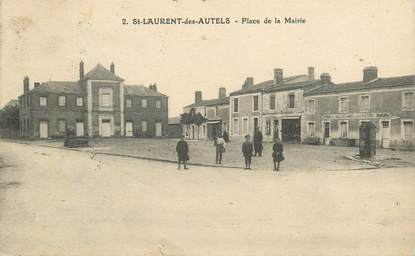 CPA FRANCE 49 "Saint Laurent des Autels, place de la mairie"