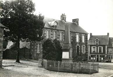 / CPSM FRANCE 50 "Ger, le monument aux morts, la mairie"