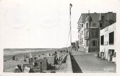 / CPSM FRANCE 50 "Coutainville, la plage, la digue"