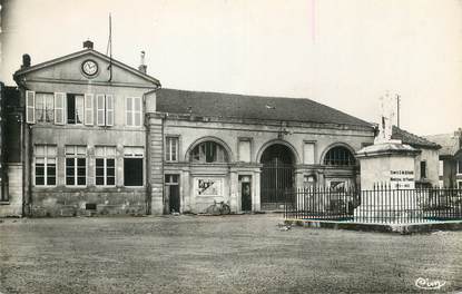 / CPSM FRANCE 55 "Damvillers, les écoles et l'ancien marché couvert"