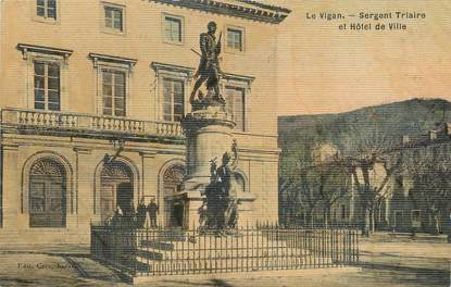 / CPA FRANCE 30 "Le Vigan, sergent triaire et hôtel de ville" / CARTE TOILEE