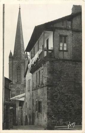 / CPSM FRANCE 19 "Tulle, vieille rue et flèche de la Cathédrale"