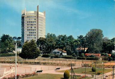 CPSM FRANCE 44 "La Baule, la plus belle plage d'Europe, les Tennis"