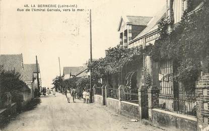 CPA FRANCE 44 "La Bernerie, rue de l'Amiral Gervais, vers la mer"