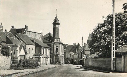 / CPSM FRANCE 28 "Châteauneuf en Thimerais, monument aux morts et hôtel de ville"