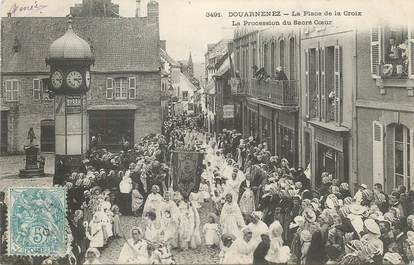 CPA FRANCE 29 "Douarnenez, la Place de la Croix, Procession"