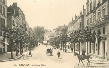 / CPA FRANCE 64 "Bayonne, l'avenue Thiers" / CHEVAL