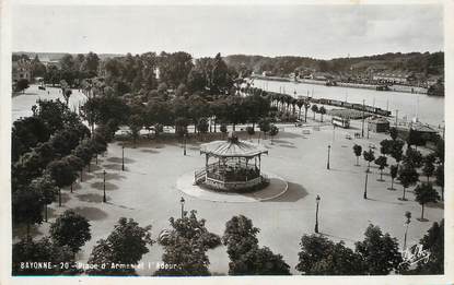 / CPSM FRANCE 64 "Bayonne, place d'Armes et l'Adour"