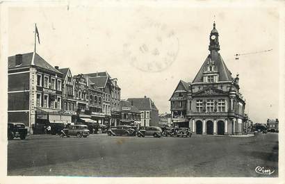 / CPSM FRANCE 80 "Peronne, la grand'place et l'hôtel de ville"