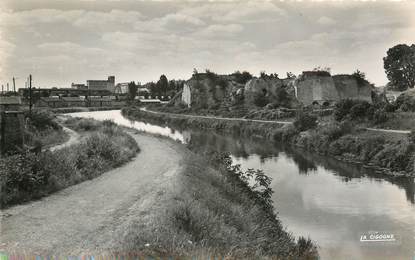 / CPSM FRANCE 80 "Ham, le canal et les ruines du château"