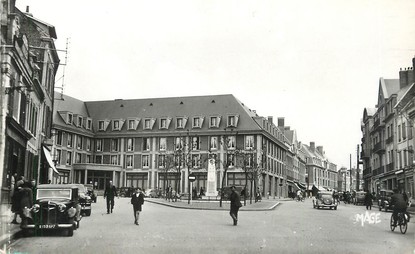 / CPSM FRANCE 80 "Abbeville, place du Pilori et le grand hôtel"