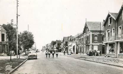 / CPSM FRANCE 80 "Fort Mahon plage, l'avenue de la plage "