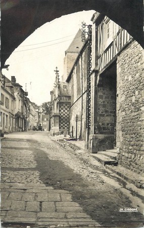 / CPSM FRANCE 80 "Saint Valery sur Somme, le porche de l'église"