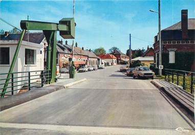 / CPSM FRANCE 80 "Feuillères, le pont du canal et rue du Moulin"