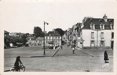 / CPSM FRANCE 35 "Redon, place de la République et au fond, av de la gare"