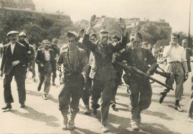 CPSM  2EME GUERRE / LIBÉRATION DE PARIS "un prisonnier allemand est emmené"