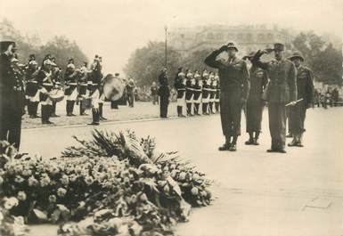 CPSM  2EME GUERRE / LIBÉRATION DE PARIS "Le Général Bradley et le Général Koenig devant la tombe du soldat inconnu"