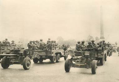 CPSM  2EME GUERRE / LIBÉRATION DE PARIS " L'Artillerie américaine, place de la Concorde"