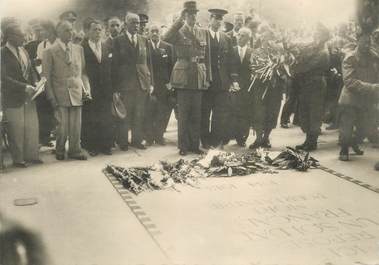 CPSM  2EME GUERRE / LIBÉRATION DE PARIS " le Général de Gaulle devant la tombe du soldat inconnu"