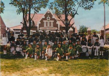 / CPM FRANCE 80 "Lihons" / MAJORETTES / FANFARE