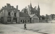 35 Ille Et Vilaine / CPSM FRANCE 35 "La Guerche de Bretagne, le château et la place Duguesclin"