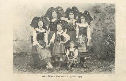 / CPA FRANCE 67" Fillettes Alsaciennes, 14 juillet 1917" / FOLKLORE