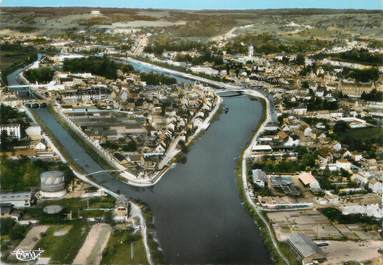 / CPSM FRANCE 02 "Château Thierry, vue aérienne"