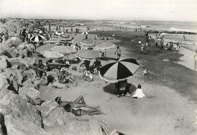 / CPSM FRANCE 13 "Saintes Maries de la Mer, la plage"