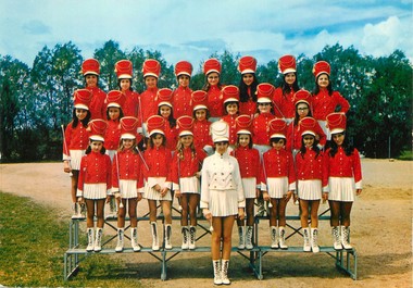 / CPSM FRANCE 71 "Autun" / MAJORETTES