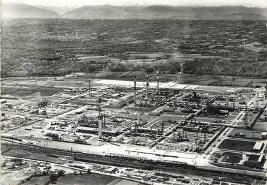 / CPSM FRANCE 64 "Lacq, vue aérienne de l'usine de la Société Nationale des pétroles d'Aquitaine"