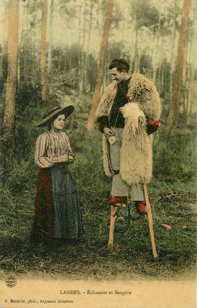 / CPA FRANCE 40 "Landes, échassier et bergère" / FOLKLORE