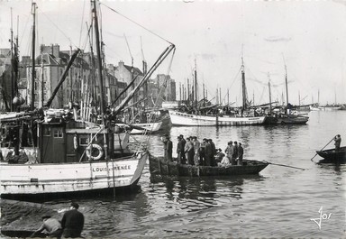 / CPSM FRANCE 29 "Douarnenez, le port, retour de pêche "