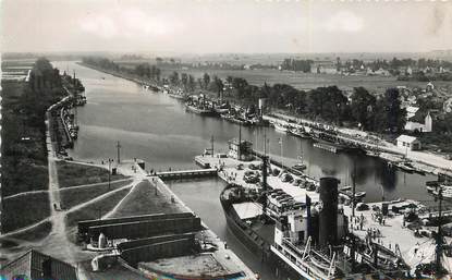 / CPSM FRANCE 02 "Ouistreham Riva Bella, l'écluse et le canal"