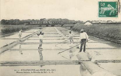 / CPA FRANCE 17 "Angoulins sur Mer, la récolte de sel"