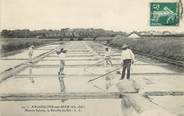 17 Charente Maritime / CPA FRANCE 17 "Angoulins sur Mer, la récolte de sel"