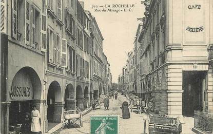 / CPA FRANCE 17 "La Rochelle, rue du Minage"