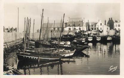 / CPSM FRANCE 29 "Saint Guénolé Penmarch, le quai et le port à marée basse"