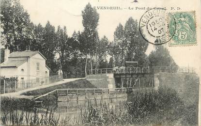 / CPA FRANCE 02 "Vendeuil, le pont du Canal"