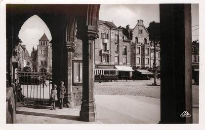 / CPSM FRANCE 02 "Saint Quentin, place de l'hôtel de ville"