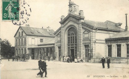 / CPA FRANCE 02 "Soissons, la gare "