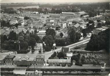 / CPSM FRANCE 02 "La fère, la gare et vue sur la caserne"