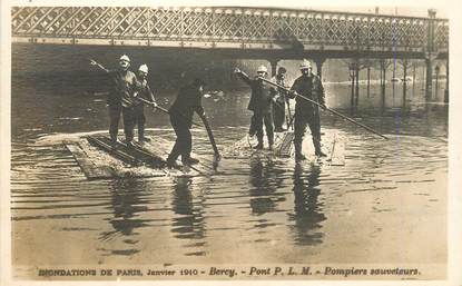 CPA FRANCE 75013 "Paris, les inondations, Bercy, les pompiers sauveteurs"